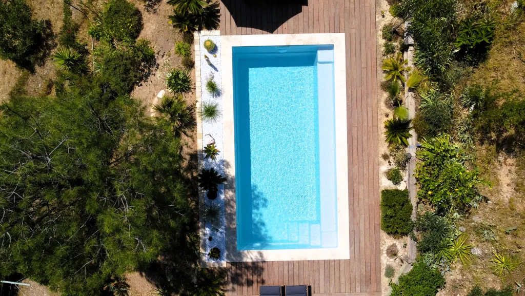 Piscine à fond plat