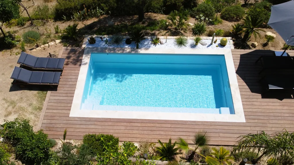 Piscine à fond plat